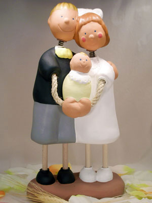 Pareja de novios con bebé