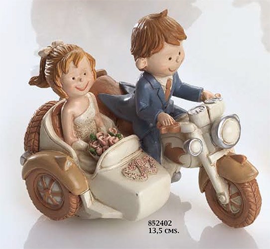 Novios en moto sidecar para pastel de bodas
